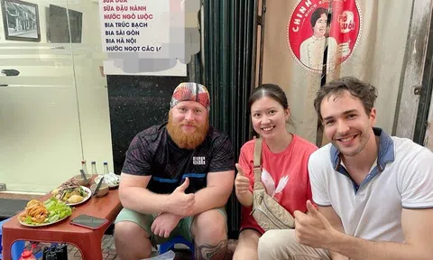 Quán phở cuốn Hà Nội được Michelin vinh danh, chủ quán không hề biết vì bận
