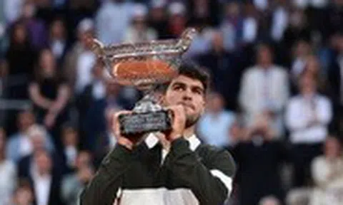 Ngược dòng 'khó tin' ở trận chung kết dài nhất lịch sử, Alcaraz vô địch Roland Garros 2025