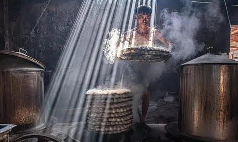 Cảnh làm bánh hỏi Việt Nam thắng cuộc thi nhiếp ảnh quốc tế