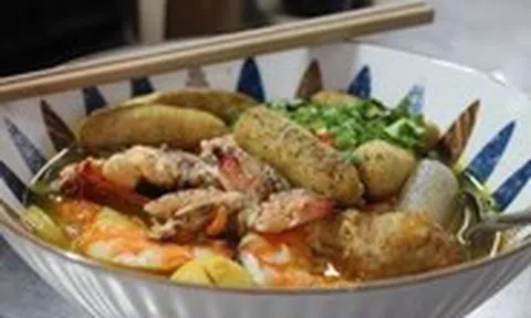 Bánh canh cua Châu Lan chợ Bình Tây nức tiếng gần nửa thế kỷ