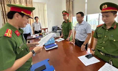 Bắt 2 nguyên cán bộ trung tâm quỹ đất ở Quảng Nam