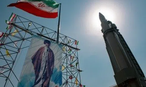 Israel tấn công Iran, Tehran phản đòn: Máy bay Mỹ - Anh đã xuất kích?