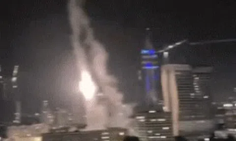 Iran ồ ạt tấn công trả đũa Israel: Tên lửa lao xuống mục tiêu