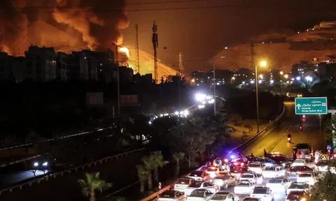 Israel không kích Bộ Quốc phòng Iran