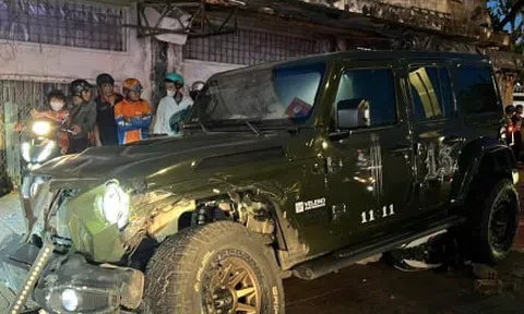 Xe Jeep lao qua dải phân cách tông 3 xe máy ở TP.HCM, hai phụ nữ tử vong