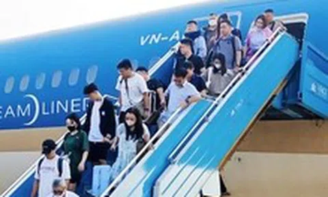 Vietnam Airlines từ Đà Nẵng đi Hà Nội chuyển hướng hạ cánh khẩn ở Phú Bài cấp cứu khách nữ