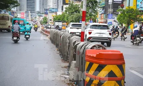 Nhếch nhác những dải phân cách mềm ở Hà Nội