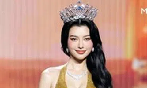 Lần đầu á hậu có sân khấu final walk tại Miss Cosmo Vietnam