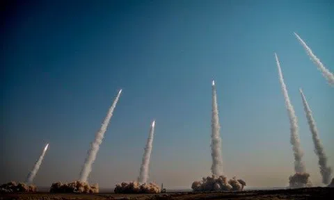 Iran - Israel so găng hỏa lực: "Mưa" bom đối đầu tên lửa ồ ạt