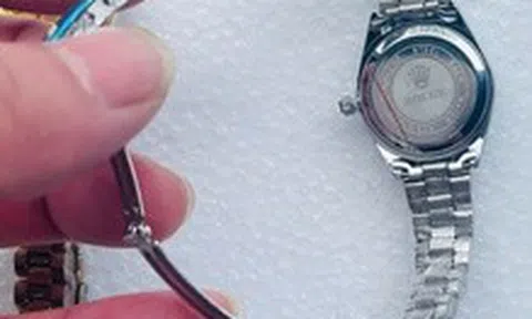 Bắt giữ 450 đồng hồ giả nhãn hiệu Rolex vận chuyển từ Trung Quốc