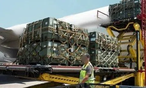 Loạt máy bay chở vũ khí đáp xuống Israel giữa lúc căng thẳng