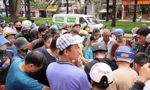 Quầy cua 45.000 đồng/con ở TPHCM: Khách xếp hàng 2 tiếng, tranh nhau mua