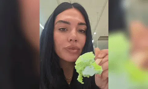 Cảnh ăn bánh giữa siêu thị khiến influencer bị chỉ trích