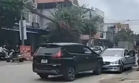 VIDEO: Tài xế Xpander dùng xe mình "ghìm" xe Mercedes có tài xế bất tỉnh trên ghế lái