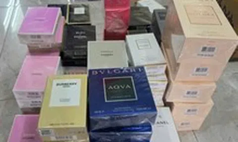 Công an TP.HCM triệt phá băng nhóm mua bán hơn 10.000 chai nước hoa Chanel, Bvlgari, Dior... giả