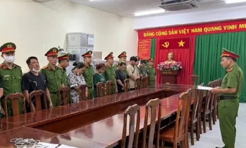 Bắt khẩn cấp cặp vợ chồng cầm đầu đường dây buôn nước hoa giả
