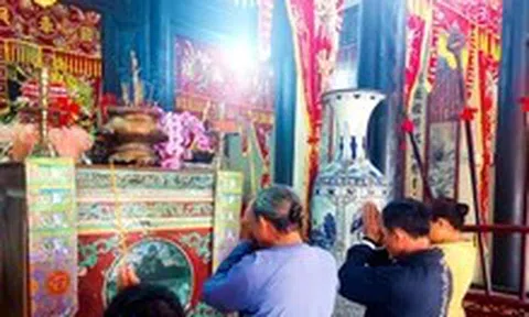 Khách đổ xô về Hà Tiên nhân kỷ niệm 290 năm ngày mất Đức khai trấn Mạc Cửu