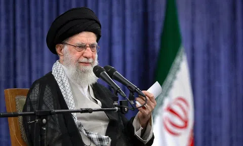 Iran tuyên bố không đầu hàng giữa lúc "nước sôi lửa bỏng"