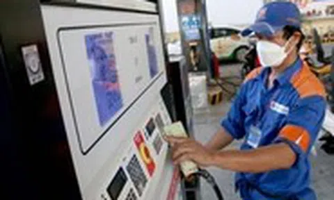 Giá xăng dầu đảo chiều: Chiết khấu từ 0 lên hơn 1.000 đồng/lít, thiếu hàng rồi 'xả hàng'