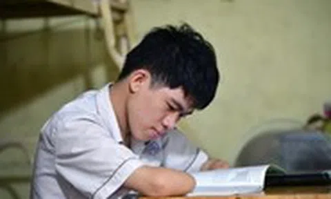 Gia Lâm đi thi tốt nghiệp, không bàn tay nhưng không muốn phiền thầy cô viết bài thay
