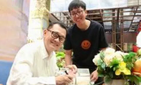 Nghệ sĩ Hữu Châu và cuốn sách dâng lên má Ba Thanh Nga
