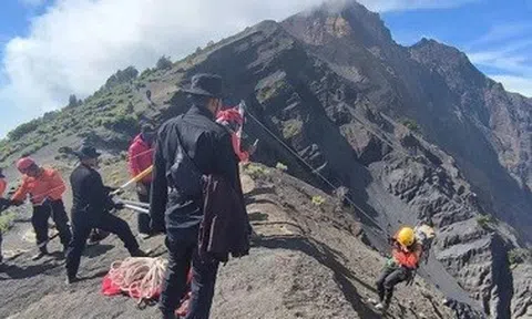 Nữ du khách rơi vào khe núi lửa Indonesia tử vong, 4 ngày sau mới tìm được