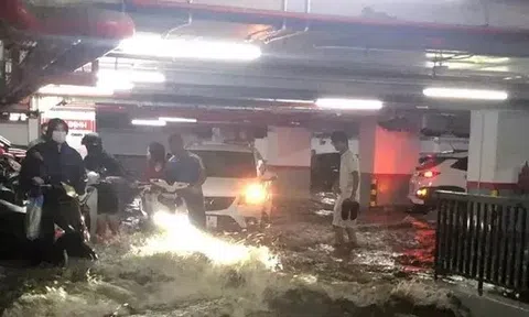 Mưa xối xả, nước cuốn như thác, hầm chung cư ở Hạ Long 'chết chìm'