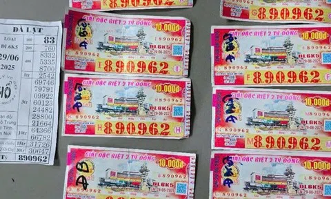 Mang tờ vé số đi đổi giải an ủi, không ngờ trúng độc đắc