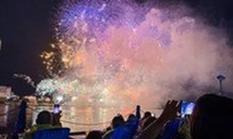 Người dân đội mưa xem pháo hoa mừng Đà Nẵng - Quảng Nam 'về một nhà'
