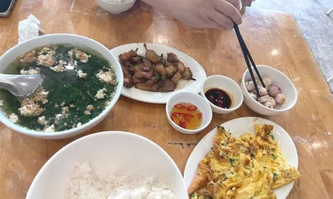 “Bữa cơm bình dân” 400.000 đồng ở Hạ Long gây tranh cãi