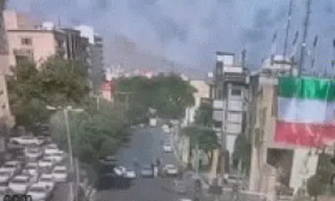 Khoảnh khắc chưa từng thấy: Bom Israel rơi trúng đám đông xe cộ ở Iran