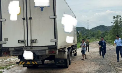 Cảnh sát khám xét chiếc ô tô tải trên quốc lộ