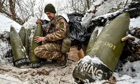 Ukraine tìm cách xoay xở khi Mỹ dừng cấp vũ khí