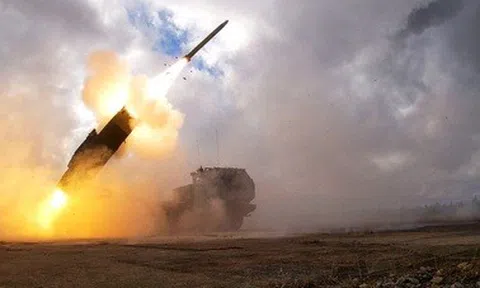 Mỹ đóng băng viện trợ vũ khí: Ukraine loay hoay "vá" lỗ hổng phòng thủ