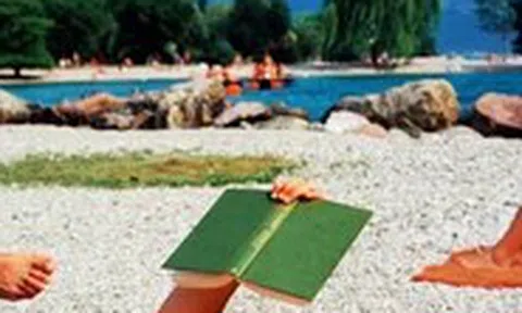 Đọc sách trên bãi biển, ảo vọng giữa mùa hè hay cách đơn giản để tìm lại chính mình?