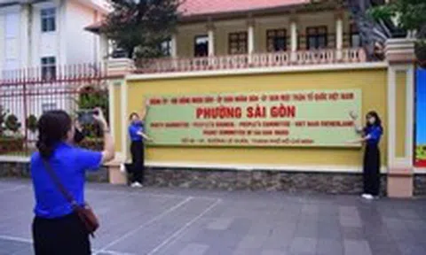 Trụ sở phường Sài Gòn thu hút người dân đến check-in