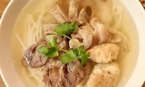 Bún bò Huế O Kay nước trong, chả cua vừa béo vừa bùi, bắp bò hoa xắt lát