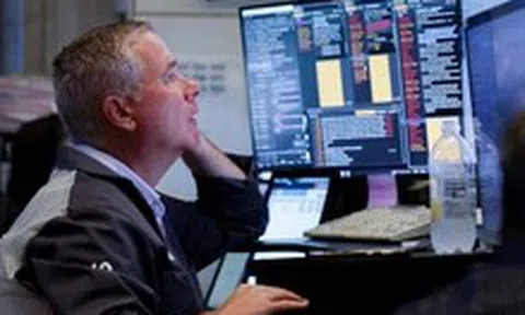 Chứng khoán Mỹ lao dốc, đồng USD tăng giá sau khi ông Trump đăng thư thuế quan