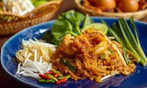 Đầu bếp nhà hàng 3 sao Michelin chỉ cách nấu pad Thái được yêu thích hơn 1 thế kỷ