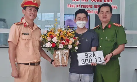 Người dân Đà Nẵng bấm ngẫu nhiên để được cấp biển số xe 92 hoặc 43