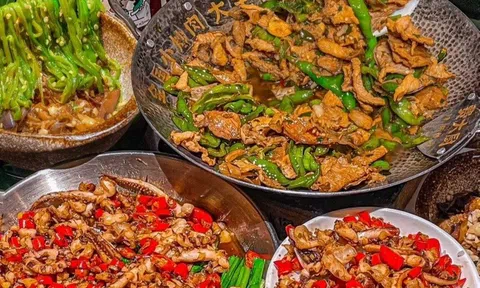 Tranh cãi quán thịt xào tuyển bồi bàn cần bằng đại học, lương 20 triệu đồng