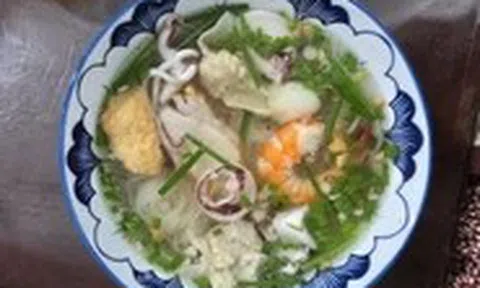 Quán hủ tiếu hải sản số 7 Vũng Tàu đông nghẹt khách cuối tuần, 'tái sinh' sau dịch