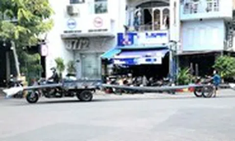 Hãi hùng xe lôi tự chế chở bó sắt 10m, chiếm hết đường ở TP.HCM