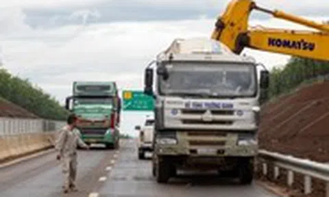 Xe đầu kéo, ô tô chạy nườm nượp trên cao tốc chưa khai thác, công nhân vừa làm vừa run