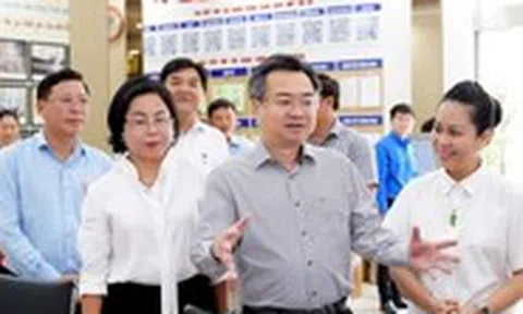 Ông Nguyễn Thanh Nghị khảo sát Trung tâm phục vụ hành chính công phường Phú Thọ, Bình Thới