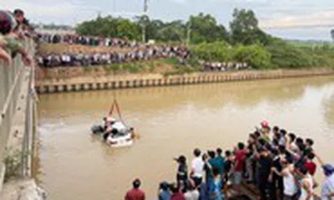 Hiện trường vụ ô tô tông hai xe máy rơi sông, tìm thấy thi thể bé trai