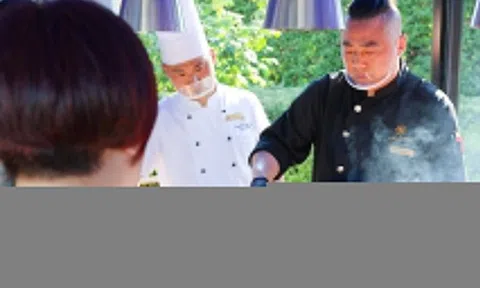 Khách sạn 5 sao Trung Quốc bán cơm hộp, đồ ăn vỉa hè để tồn tại