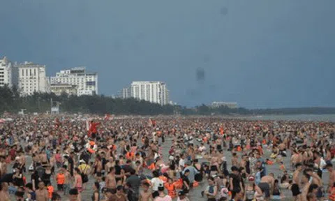 Nắng nóng, Sầm Sơn đông nghịt du khách, nhiều khách sạn “cháy phòng”
