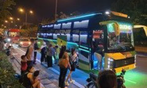 Chỉ 1 tiếng, 6 nhà xe giường nằm vào ra đón khách chớp nhoáng tại một đoạn đường