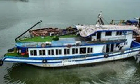Cận cảnh tàu du lịch bị lật ở Hạ Long trong siêu dông